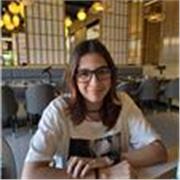 Estudiante universitaria con B2 en inglés, buen carácter y paciencia con niños.