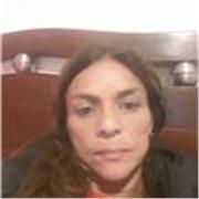 la profesora imparte clases y apoyo a niños de primaria
