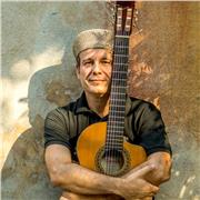 Insegnante di musica chitarra moderna jazz e pop blues rock impartisce lezioni