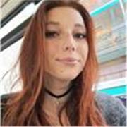 Studentessa universitaria da ripetizioni, lezioni inglese o aiuto compiti per bambini che frequentano la scuola elementare