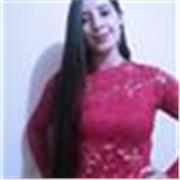 Profesora de matemática imparte clase a estudiantes de todas las edades