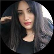 Ragazza laureata in traduzione e mediazione linguistica impartisce lezioni di italiano per stranieri