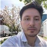 Italienischlehrer für Erwachsene und Kinder mit vielseitiger Unterrichtserfahrung, insbesondere im Online-Unterricht. 