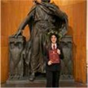 Studentessa universitaria impartisce lezioni di inglese a studenti di ogni grado