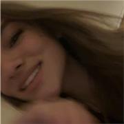 studentessa universitaria frequentante la facoltà di giurisprudenza impartisce lezioni per bambini e ragazzi in tutte le materie