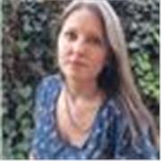 Profesora de español da clases a personas de todas las edades