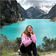 Se sei una persona curiosa di conoscere sicuramente andremo d’accordo! Sono una viaggiatrice, sono appena ritornata da un lungo viaggio dove ho imparato alla perfezione la lingua spagnola. Sono laureata in graphic design, appassionata di arte e fotografia
