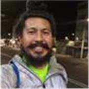 Profesor de fútbol imparte clases a niños de 10 a 16