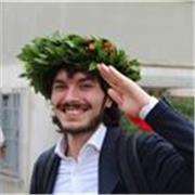 Insegnante di Storia e Filosofia alla prima esperienza, laureato triennale attuale studente universitario