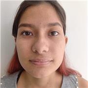 Auxiliar docente imparte clases a niños de 0 a 15 años