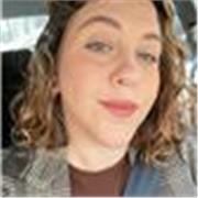 Graduada en relaciones internacionales y máster en seguridad y defensa, inglés B2 