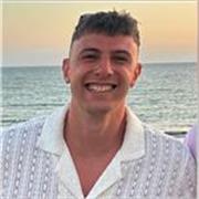 Entrenador personal enfocado en la eficiencia en el gimnasio.