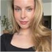 Deutsch-Tutorin, die mit Geduld und Begeisterung Deutsch als Fremdsprache unterrichtet.