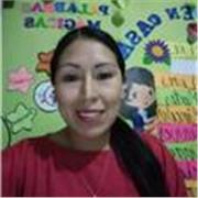 Profesora de ingles imparte clases a niños y adolescentes