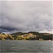 Profesora de ayuda con los deberes de niños de básica primaria