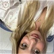 Profesora de inglés imparte clases para todas las todas las edades