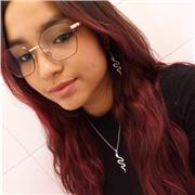 Joven con gran talento y paciencia enseñando en el ámbito del canto a pequeños y jóvenes.