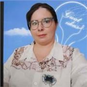 Insegnante paziente offre aiuto compiti e supporto nello studio per bambini delle scuole elementari.