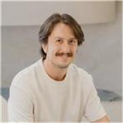 Diseñador gráfico profesional con 10 años de experiencia en branding imparte clases de diseño y herramientas Adobe + IA.