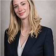 Studentin, die 2025 ihr Abi abgeschlossen hat, Deutsch und Englisch als Leistungskurse hatte und gerne Wissen vermittelt