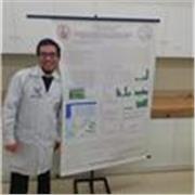 Profesor de ciencias que imparte clases a adoescentes y universitarios