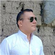 Pinto desde los 5 años, soy artista visual profesional por mas 17 años y enseño arte con más de 5 años de experiencia.