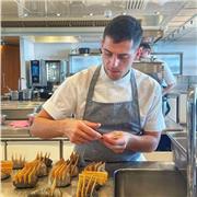 Chef con esperienza offre lezioni private di cucina per principianti e appassionati a Pesaro e online.