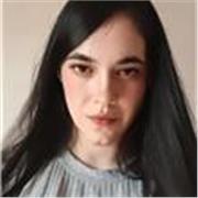 Profesional en arte digital que realiza correcciones a dibujos en todas las edades