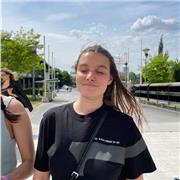 Profesora de refuerzo para niños tras las clases