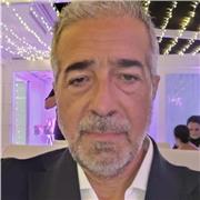 Artista sostenibile utilizza per le sue creazioni materiali riciclati, cartoni, sacchi, pezzi di cassetta della frutta