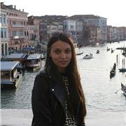 Giovane ragazza offre lezioni private di lingua inglese