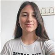 Profesora de matemáticas sin experiencia que ofrece clases particulares a niños. 