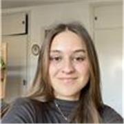 Profesora de lengua española, latín y griego. Estudiante de filología clásica y de idiomas. Francés (B1) e inglés (C1). 