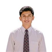 Profesor de inglés imparte clases a niños del nivel primario