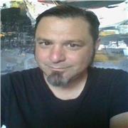 Profesor de educación musical, especialista en piano, guitarra popular y técnica coral