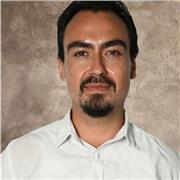 Profesor de inglés con enfoque conversacional para jóvenes y adultos