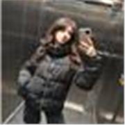 Insegnante ler aiuto compiti per studenti di elementari e medie