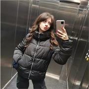 Insegnante ler aiuto compiti per studenti di elementari e medie