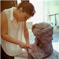 Laureata a pieni voti in scultura presso l'accademia belle arti di roma, impartisce lezioni di formazione artistica