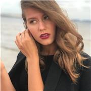 Sono una studentessa dell'Università di Bologna, la mia prima formazione è quella di linguista-traduttrice. Vorrei introdurre al mondo dell'inglese studenti italiani o scolaresche