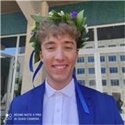Giovane ragazzo brillante laureato in ingegneria energetica e perito meccanico, figlio di una prof. universitaria di matematica ;)