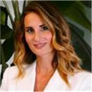 Giornalista professionista, impartisce lezioni in italiano, filosofia, storia, comunicazione