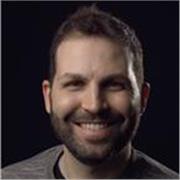 Filmmaker professionista impartisce lezioni di videomaking e video editing