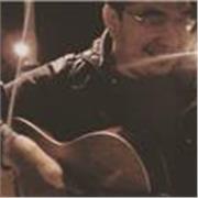Profesor de música enseña instrumentos de cuerda y teclas