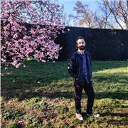 Profesor de matemáticas da clases a estudiantes de eso y bachillerato