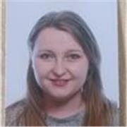 Chica graduada de un ciclo superior de administración y finanzas ,que desea ayudar a los más pequeños a hacer sus deberes