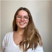 Soy estudiante de Comunicación Audiovisual y desde siempre me han gustado mucho las lenguas y la música.