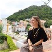 Tengo el first y el advanced, he vivido en USA y por lo tanto, puedo hacer clase de inglés :))