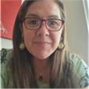 Profesora de lenguaje y comunicacion para estudiantes de 2do básico a 6to básico