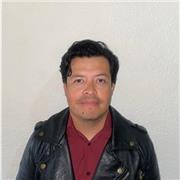 Maestro en varias tecnicas de pintura y escultura